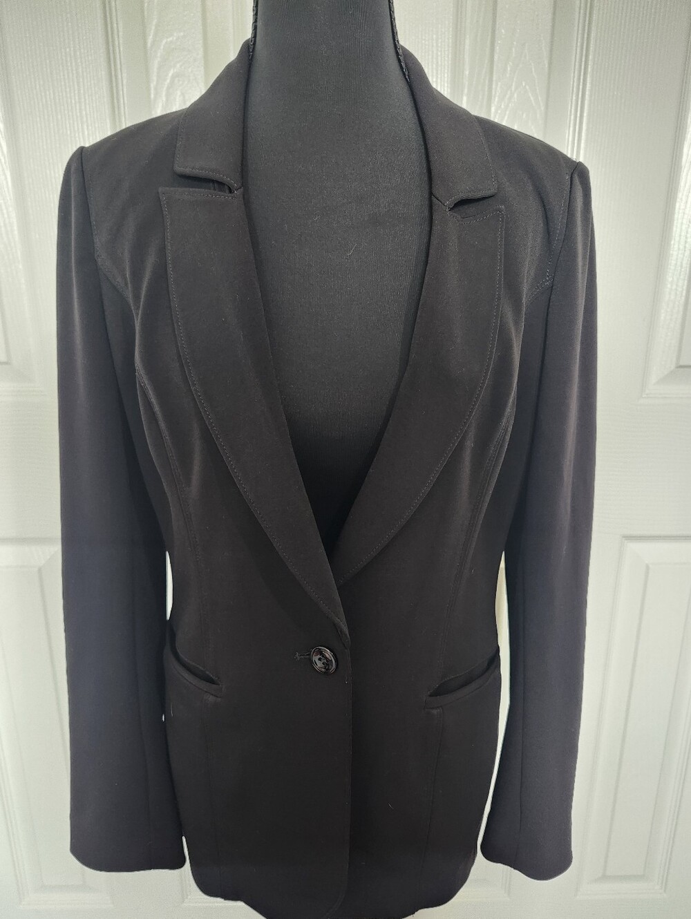 White House Black Market Size 4 Black Long Sleeve Single Button Blazer